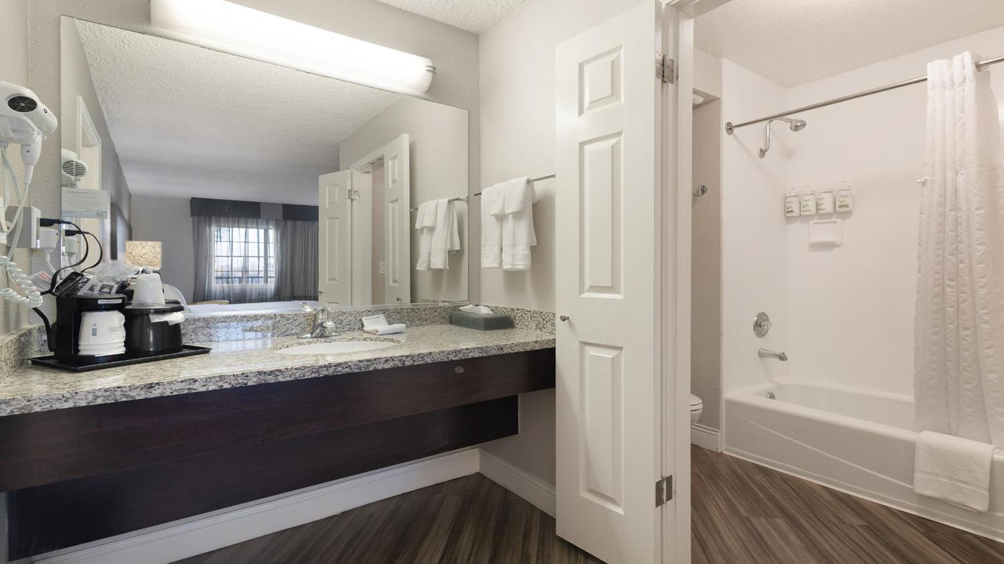 Howard Johnson By Wyndham Sacramento Downtown Bagian luar foto