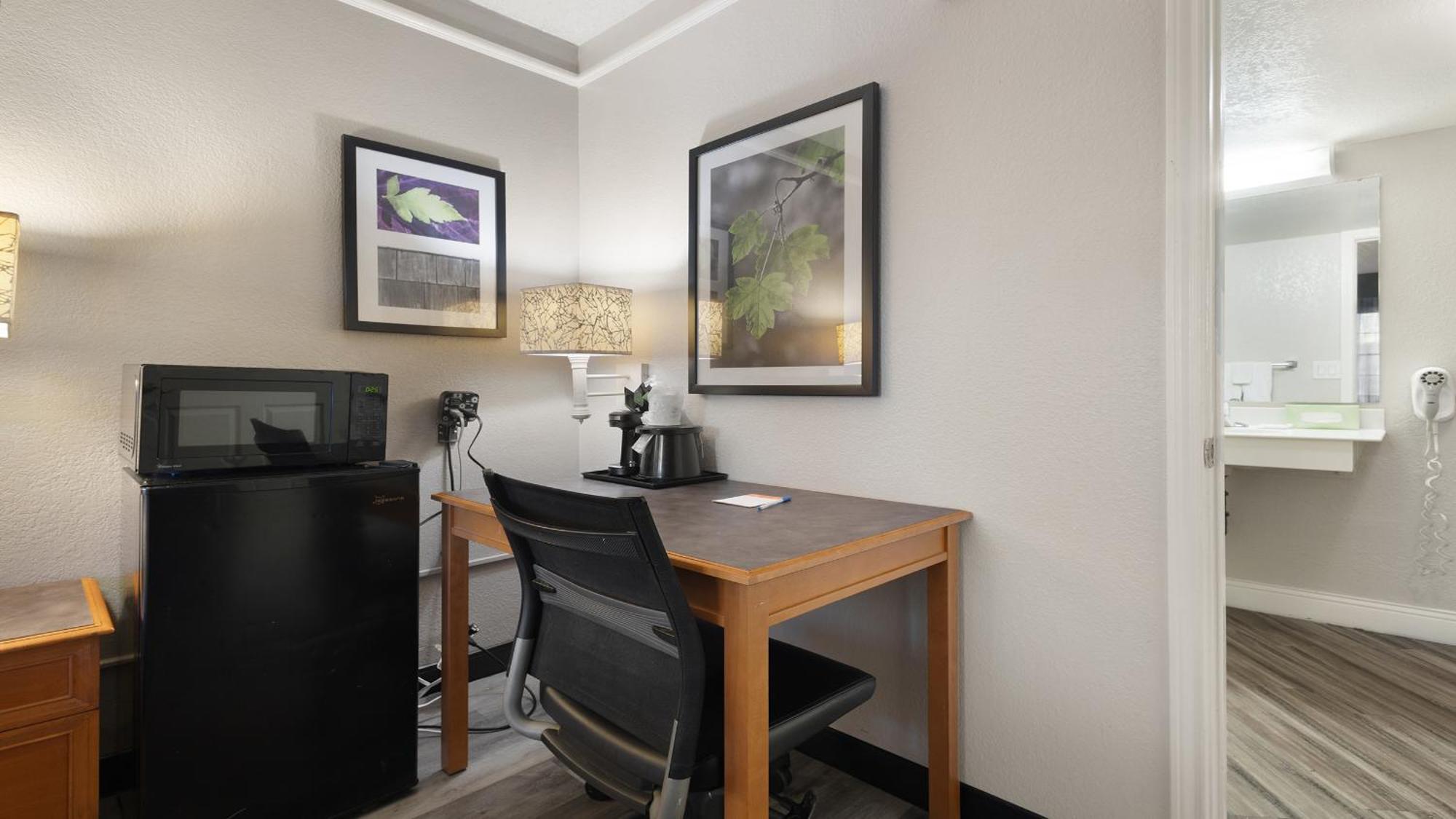 Howard Johnson By Wyndham Sacramento Downtown Bagian luar foto