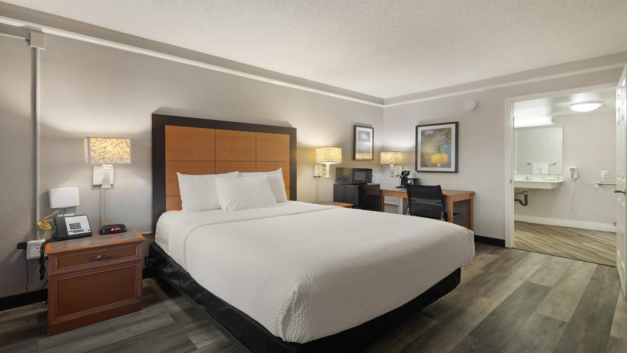 Howard Johnson By Wyndham Sacramento Downtown Bagian luar foto