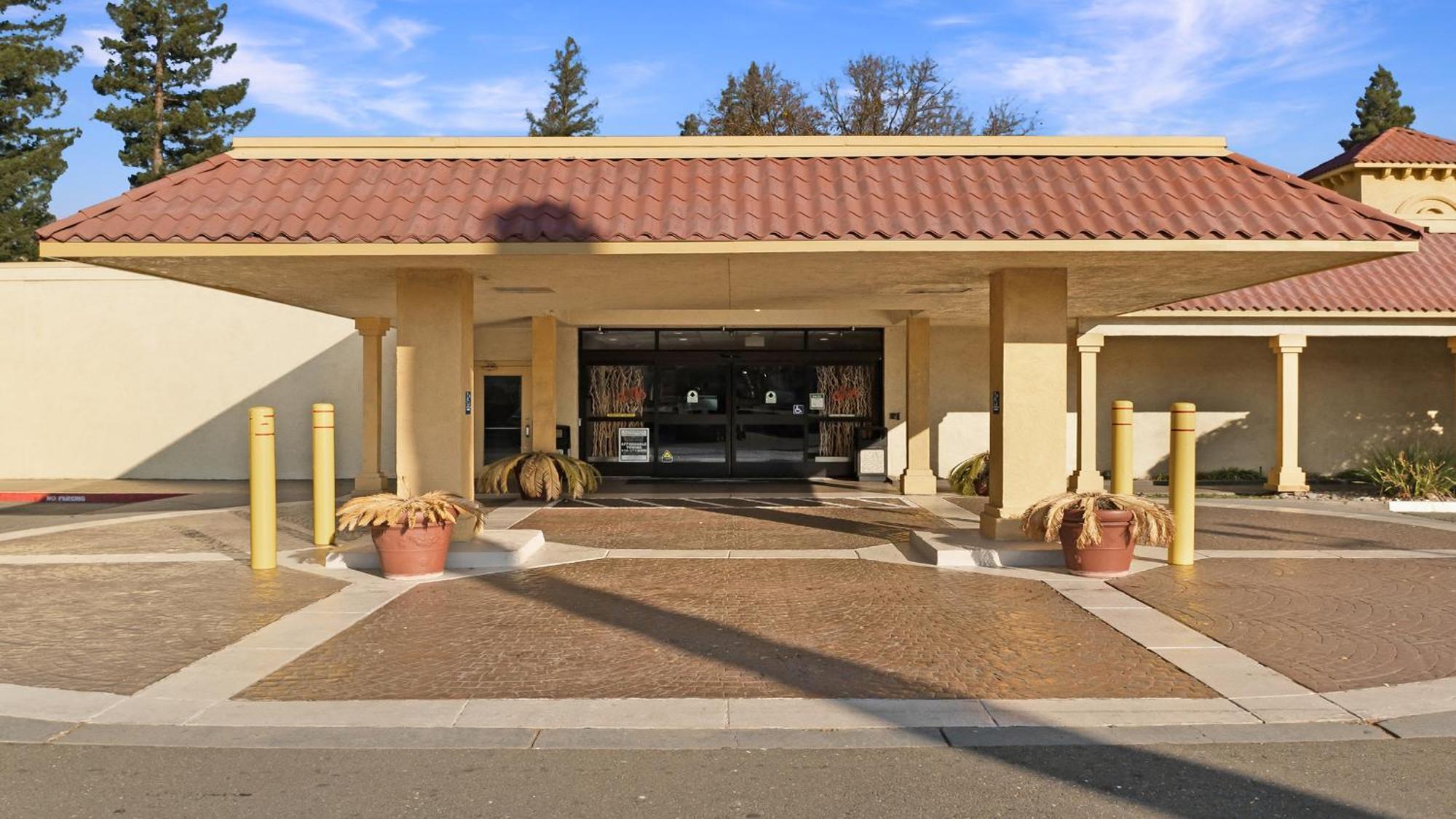 Howard Johnson By Wyndham Sacramento Downtown Bagian luar foto