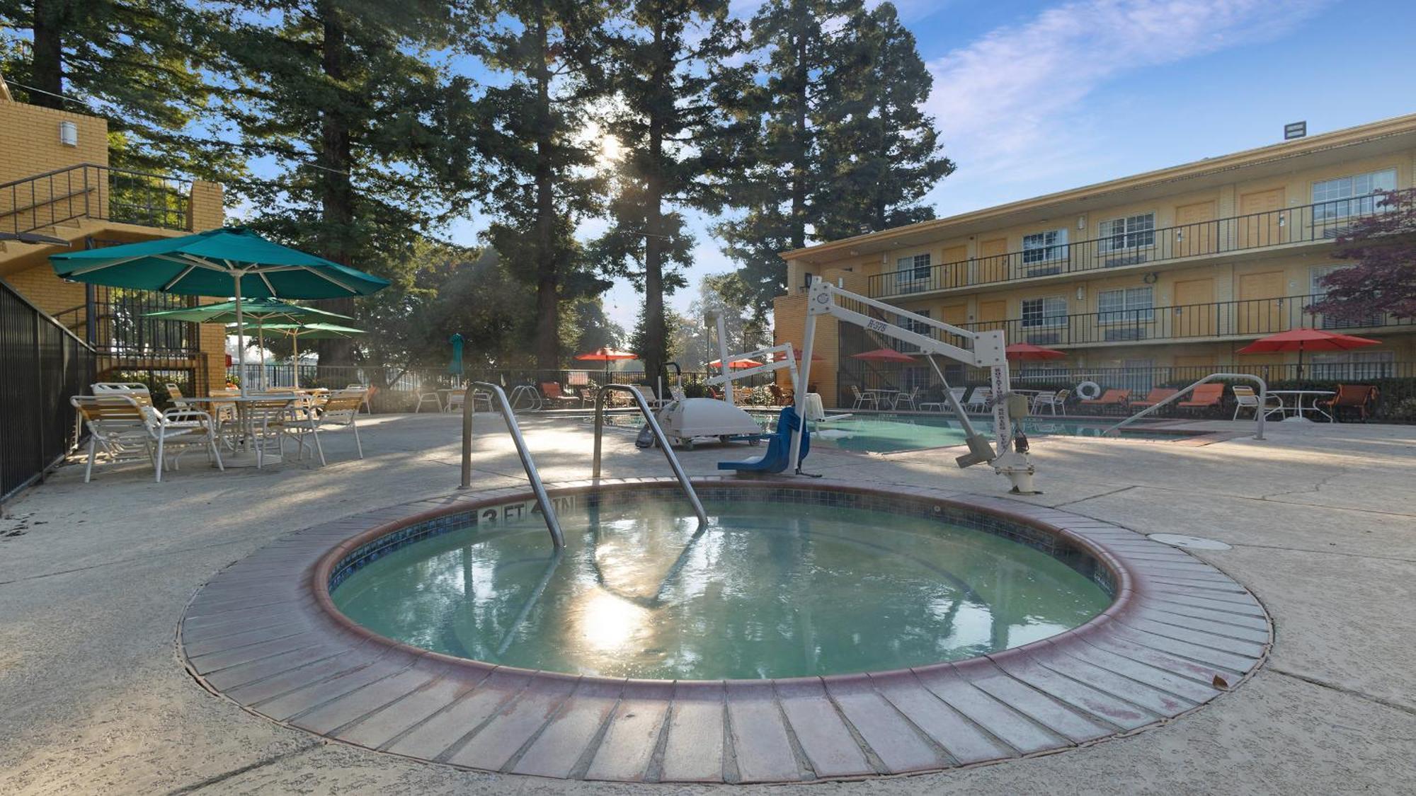 Howard Johnson By Wyndham Sacramento Downtown Bagian luar foto