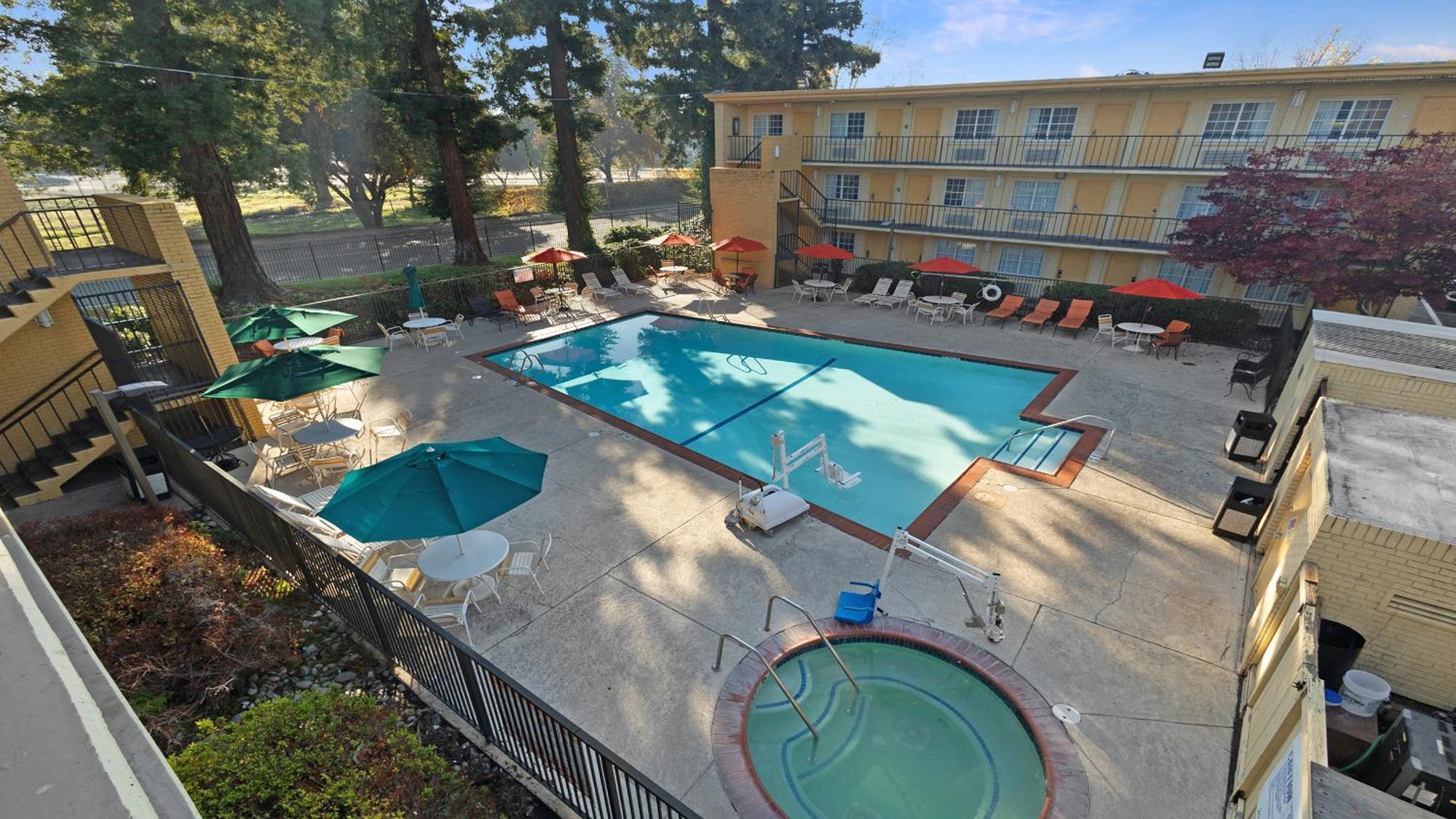 Howard Johnson By Wyndham Sacramento Downtown Bagian luar foto