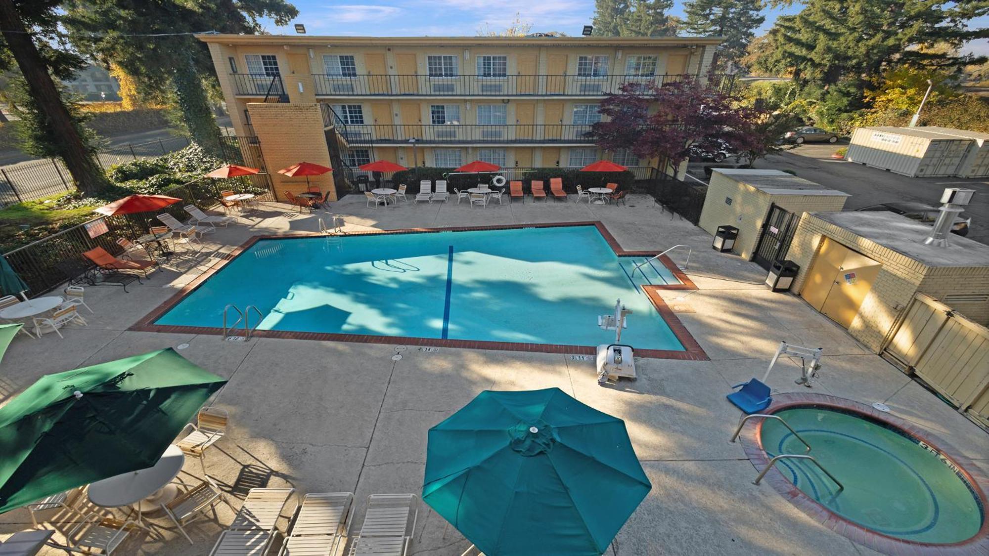 Howard Johnson By Wyndham Sacramento Downtown Bagian luar foto
